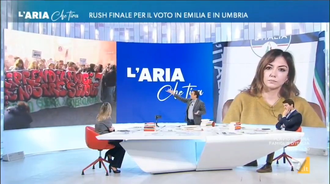 "Ora a Bologna c'è questa manifestazione con uno slogan non violento" Si apre l'audio del collegamento: "il sionismo è una merda" #lariachetira