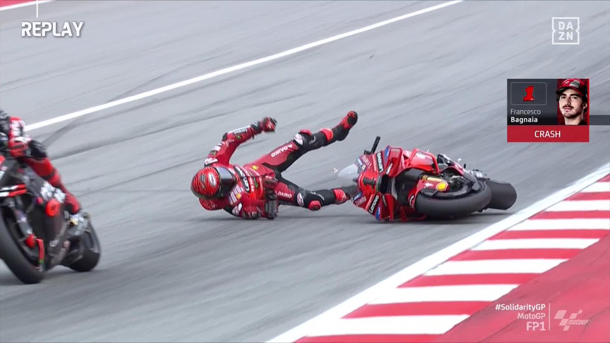 QUÉ SUSTO 😳 Pecco Bagnaia se va al suelo tras verse sorprendido por el adelantamiento de Maverick Viñales con la Práctica 1 finalizada... ¡Termina con un cabreo monumental! 😤 #SolidarityGP #MotoGP 🏁