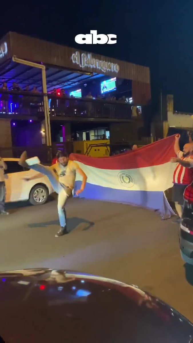 Todos quieren recrear el GOLAZO DE CHILENA del Tonny Sanabria vs. Dibu Martínez... ¿Cómo le salió a este hincha en los festejos en Asunción? 📹 @ABCdigital