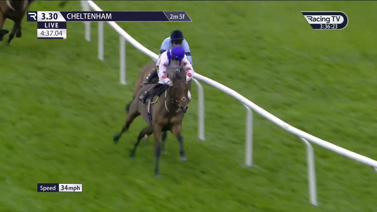 He made light work of that 😮💨 Potters Charm goes 3/3 over hurdles winning the Albert Bartlett Novices' Hurdle 👏