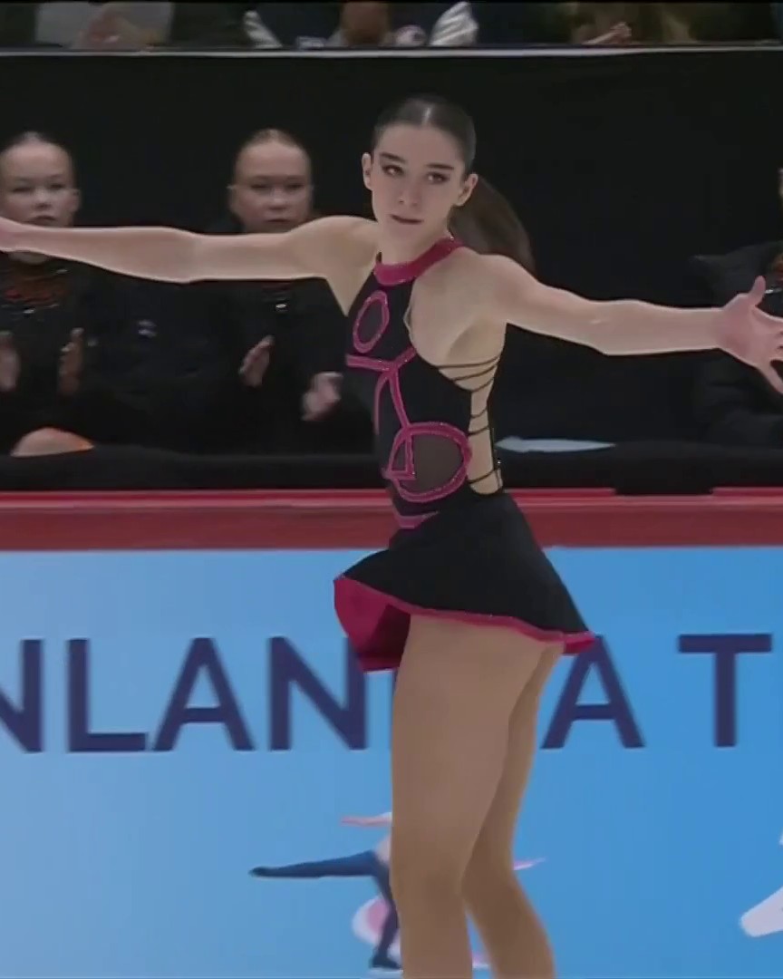 GUTMANN È SPETTACOLARE, L'ITALIA RITORNA SUL PODIO 7 ANNI DOPO 🤩⛸️🇮🇹 La pattinatrice azzurra incanta sul ghiaccio di Helsinki e chiude al secondo posto nel corto dietro la giapponese Yoshida #FigureSkating #Gutmann #FinlandiaTrophy #GPFigure