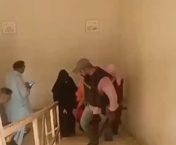 کراچی ایئرپورٹ پر چینی باشندے پر حملے میں ملوث بی ایل اے کے دہشت گرد جن میں خاتون اور مرد شامل ہے کو خصوصی عدالت میں پیش کیا گیا، انہیں دس دن کے جسمانی ریمانڈ پر بھیج دیا گیا۔ براہ کرم ان کے نام نوٹ کریں، کیونکہ آنے والے سالوں میں ان کے رشتہ دار ان کے لیے "لاپتہ افراد" کے نام پر احتجاج کر کہ عام عوام کو بیوقوف بنائے گے ۔ #Balochistan #KarachiAttack