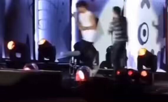 When Louis and Liam were messing around, and Louis completely forgot about his part to sing, and Liam was pointing at him and waiting for him to realize it and then THE LAUGH 😭