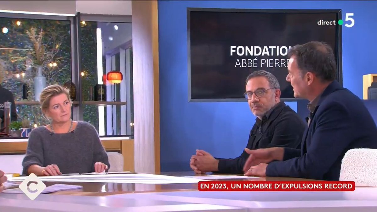 “En 2018, le gouvernement a coupé 1,3 Mrd€ dans le budget des bailleurs sociaux. En 2017, on construisait 125 000 logements sociaux. Aujourd’hui, on est à 82 000. En 10 ans, c'est 400 000 solutions de logement en moins.” Record du nombre d’expulsions : Christophe Robert #CàVous
