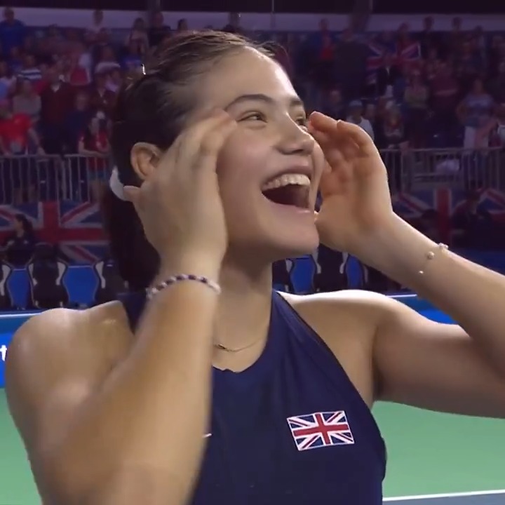"Happy Birthday dear Emma" 🎵 Billie Jean King Cup crowd serenade Emma Raducanu to celebrate her 22nd Birthday on Wednesday