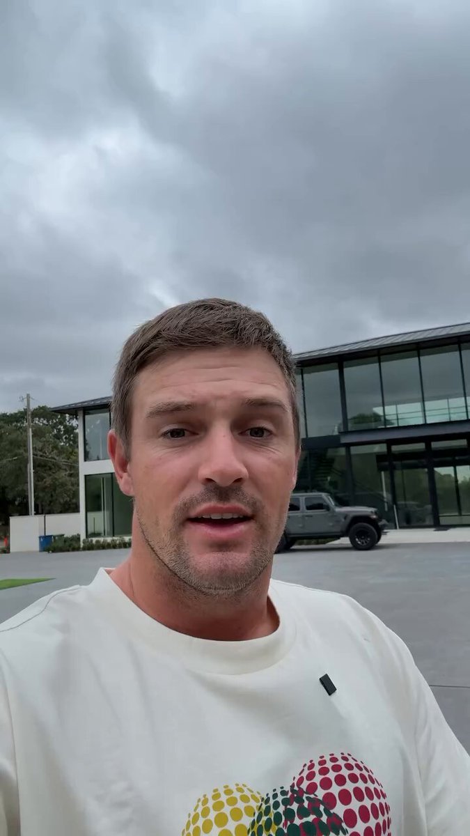 🚨🏡🏌🏻‍♂️ #DAY 4 — Wearing flip flops 🩴, Bryson DeChambeau rips wedge shots over his Dallas mansion attempting to make a hole-in-one BRYSON LEGION (Via: @b_dechambeau)
