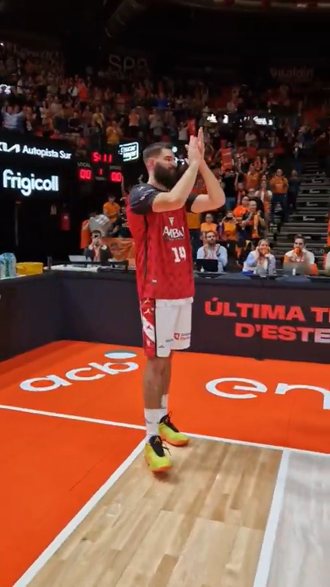 Fonteta 🧡 Dubi Homenaje a Bojan Dubljevic en su primer retorno a la Fonteta. Nuestro loco, nuestro valenciano nacido en Montenegro 🥹 En el futuro, su 1️⃣4️⃣ colgará de nuestro techo para siempre 🧡