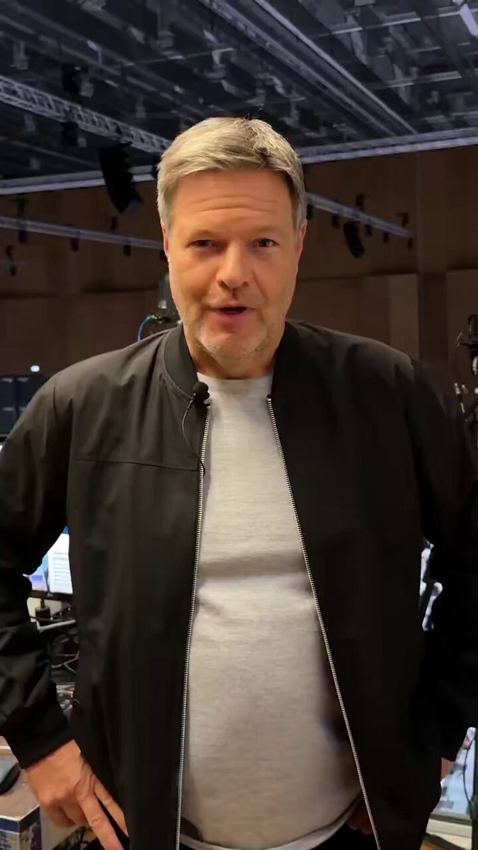 Der Elfenbeinturm feiert sich. Da stören Menschen wie Stefan Niehoff und seine Tochter nur. Wenn ich künftig #Habeck sehe, werde ich stets das Bild der beiden Menschen vor Augen haben, deren Heim nach der #Schwachkopf-Anzeige von der Staatsmacht heimgesucht wurde.