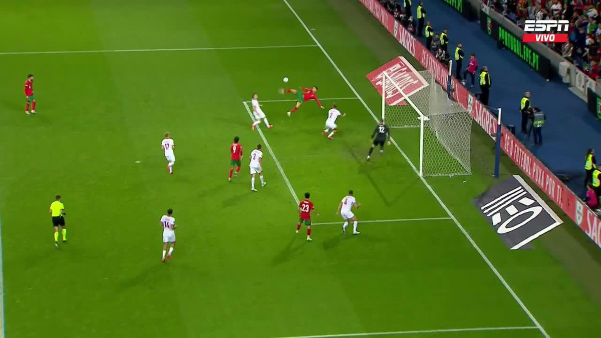 🇵🇹⚽🔥 ¡QUÉ GOLAZO SE MANDÓ CRISTIANO RONALDO! Tremendo golazo de CR7 para el 5-0 de Portugal ante Polonia.