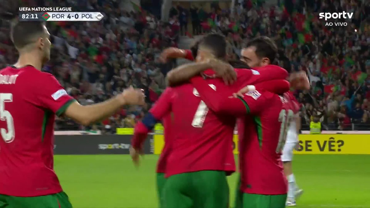 "ELE É UMA BESTA" Vitinha cruzou, e Cristiano Ronaldo acertou esse voleio para o marcar o quinto de Portugal contra a Polônia.
