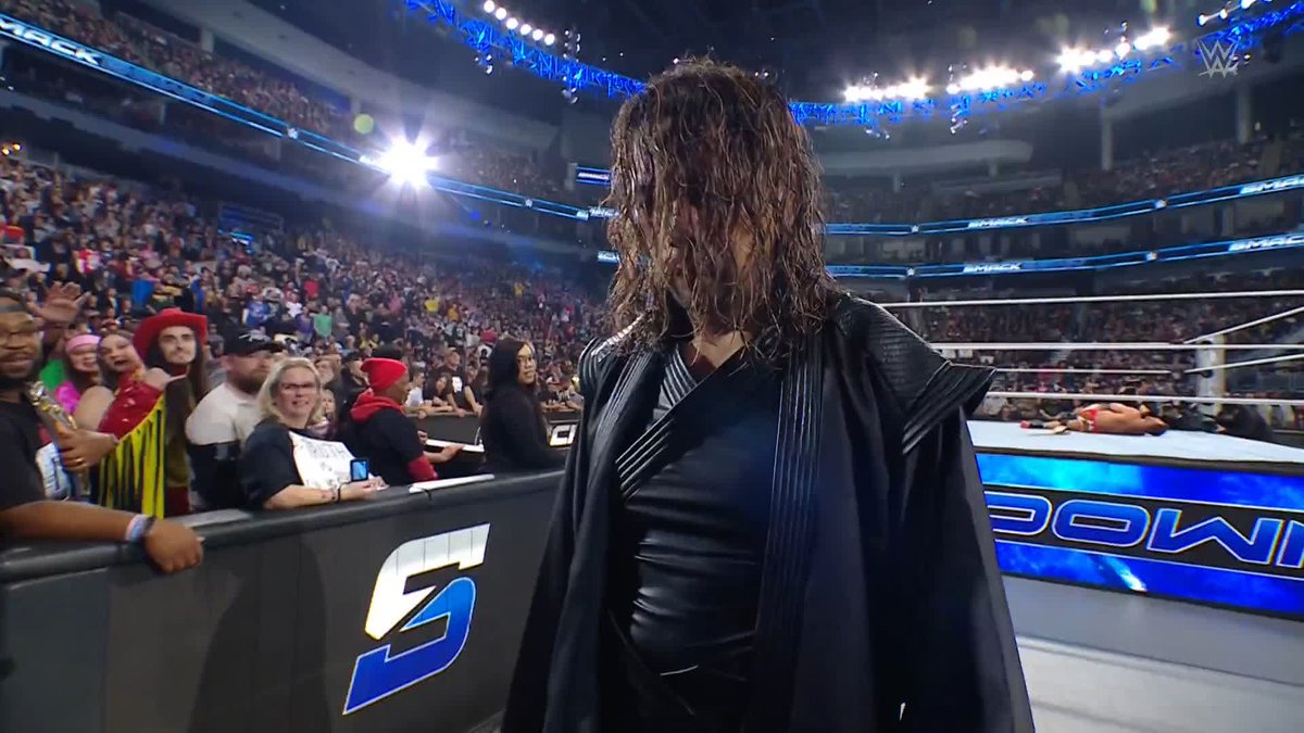 No way!!! 😱 Shinsuke Nakamura is back and he just took out LA Knight!! #SmackDown