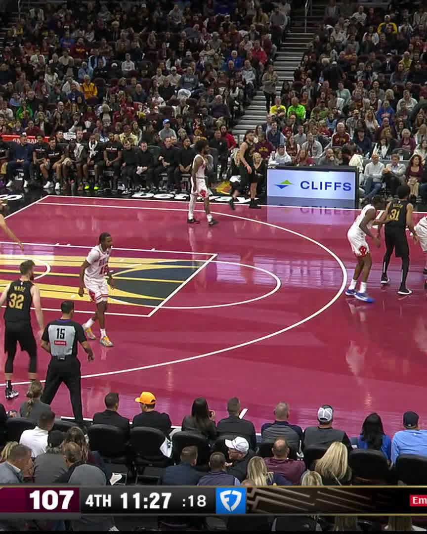 Donovan Mitchell dances his way to the shammgod three 🤯