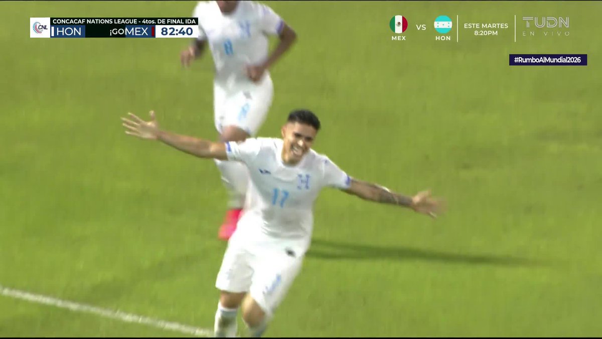 Jorge Sánchez pensó que lo estaba encarando Ronaldinho. Jugó con un miedo y terminó en el suelo viendo el 2do de Honduras.