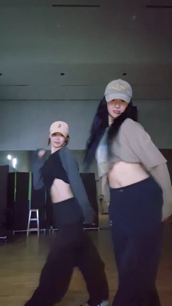 these girls are crazy mental⚡️ ▪️ ▪️ ▪️ #LE_SSERAFIM #르세라핌 #KIMCHAEWON #김채원 #HUHYUNJIN #허윤진