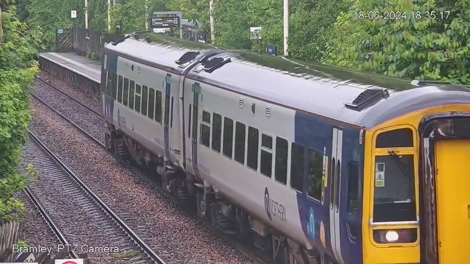 📹 No words 🤦 ⚠️ Stay off the tracks! Do not put yourself and others at risk, ever: #Trespass #SafetySaturday