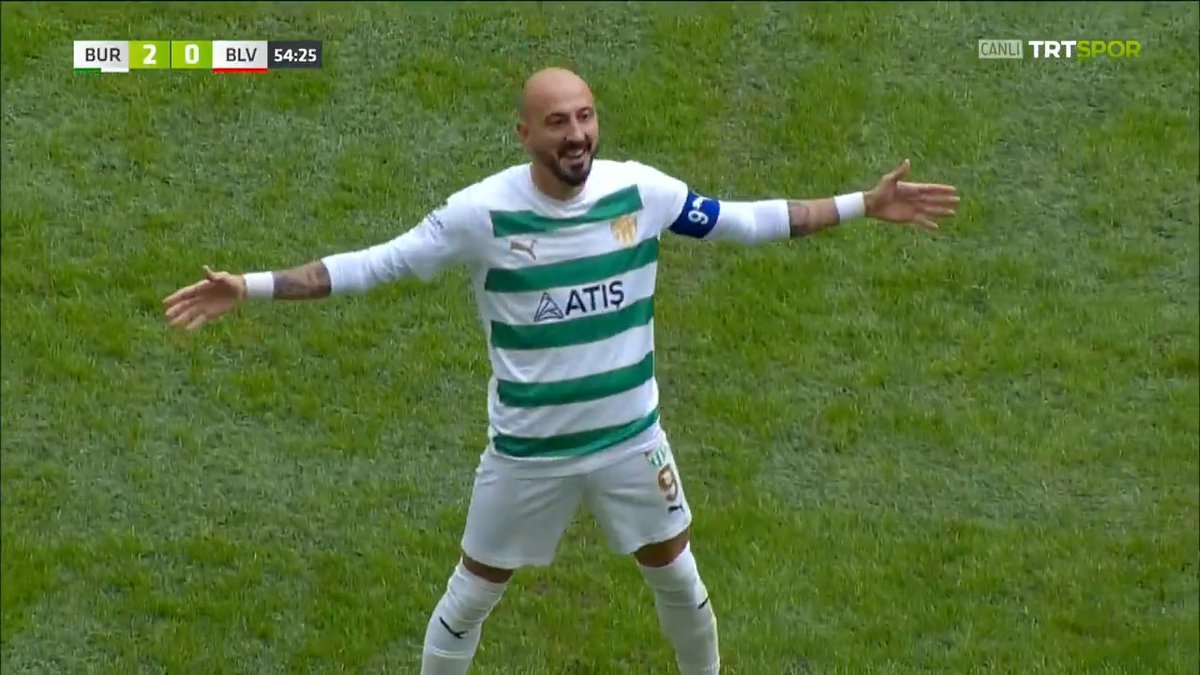 Öğleden sonra maçı, dolu Bursaspor tribünleri ve Ahmet İlhan Özek... Adeta nostaljik Süper Lig golü 🚀