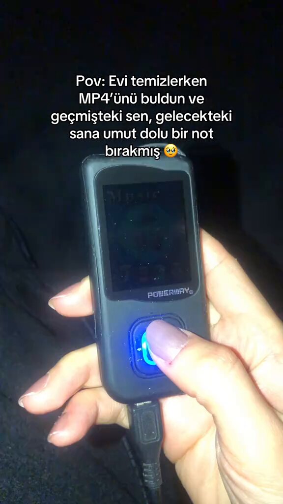 Evi temizlerken mp4 cihazını buldu. Cihazda, 2000’lerin başında gelecekteki kendisine bıraktığı notu dinledi.