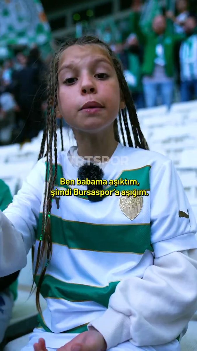 💬 "Ben babama aşıktım, şimdi Bursaspor'a aşığım. Tutun Bursaspor'u ya! Aşk, duygu, sevda her şey..." 🐊 Bursaspor'un minik amigosu Zeynep Şevval, babası gibi amigoluk yapmak istiyor. 😊 #TRTSporDijital