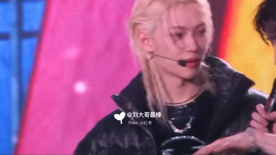 we got a chanlix side hug because the members were teasing felix for his solo 😭😭