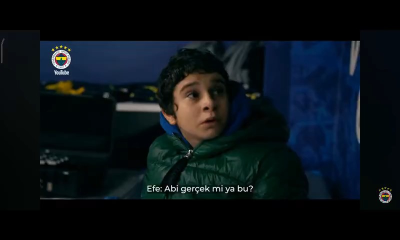 Tek başına maçı izlemeye gelen 13 yaşındaki minik taraftarımız bir anda kendini soyunma odasında buluyor ve tepkisi.. 💛💙