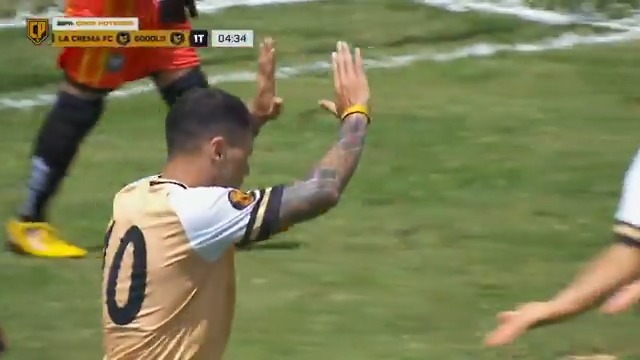 Qué barbaridad de gol se mandó Mauro Zárate en la Copa Potrero, con PISADA al arquero incluida. Arrancó tranqui. 🎩🥶
