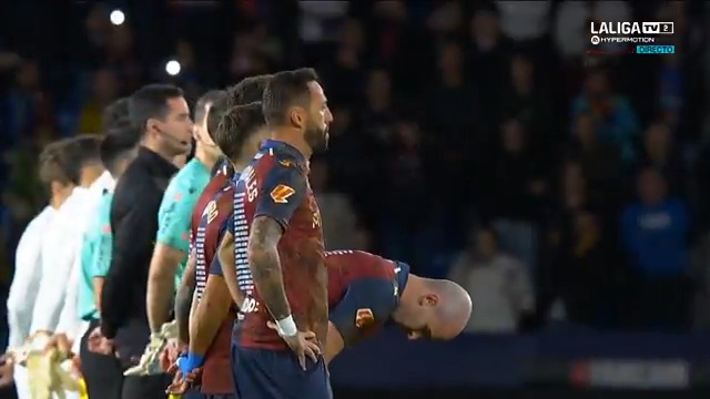 Con barro en las camisetas. Con carteles de todas las localidades afectadas. Con mucho sentimiento. ❤️ El homenaje del Levante UD. #LaCasaDelFútbol #LALIGAHYPERMOTION