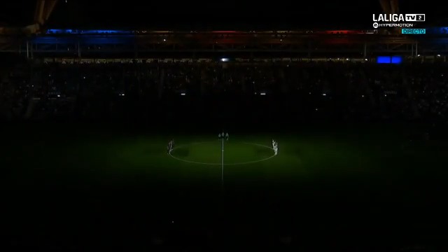 Es uno de los minutos de silencio más perfectos y respetados que he visto. Increíble como más de 20.000 no han soltado ni una sola palabra en un minuto. Y la equipación del Levante, representando que está llena de barro es increíble. Fuerza Valencia.