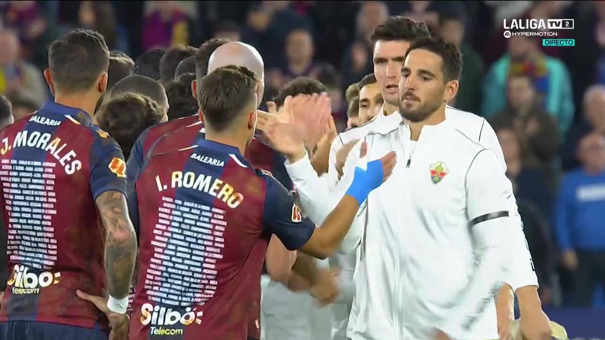 Con barro en las camisetas y con el nombre de las localidades afectadas en la espalda Así han salido al campo los futbolistas del Levante UD ❤ Difícil no emocionarse 🥹 #LALIGAHYPERMOTION
