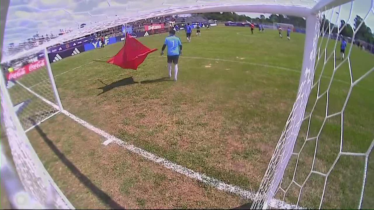 Sí, es real. Se voló UNA SOMBRILLA y le pegó al ARQUERO EN LA ESPALDA. INSÓLITO lo que acaba de pasar en la Copa Potrero. ⛱️⚠️
