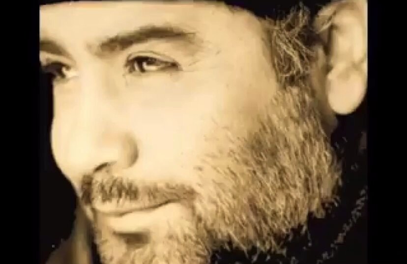 Bir dönem Solcuların yüksek sesle, muhafazakarların kısık sesle, ülkücülerin ise gizlice dinlediği tek adam vardı, o da Ahmet Kaya'ydı. Hiç bıkbık etmeyin. Hala milyonlar dinliyor şarkılarını hala sesi taklit ediliyor. Takdir edin ya da etmeyin diye değil, gerçek bu.