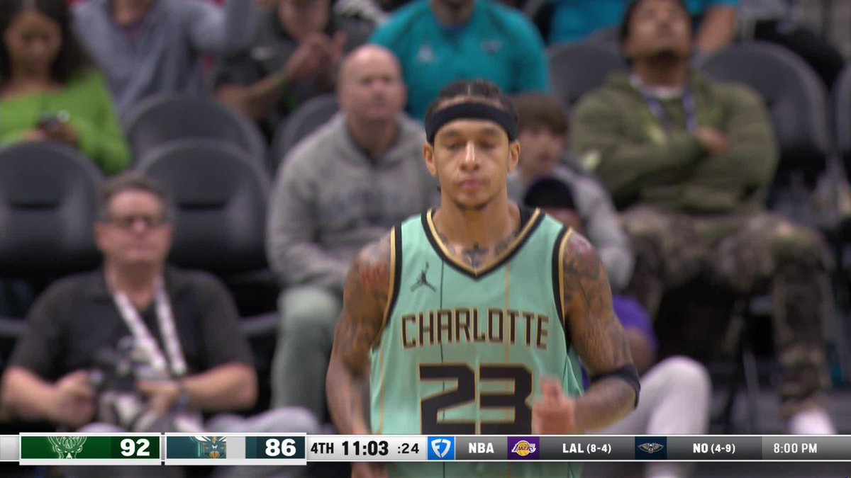 Es Allen Iverson en ese stepback. Es Allen Iverson. Tre Mann, suave como la seda