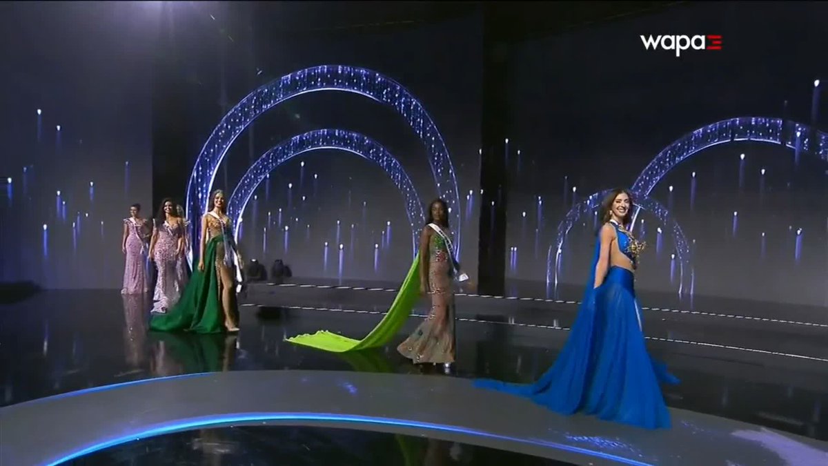 Hermosa nuestra Jennifer Colón en la pasarela en traje de noche del certamen internacional de #MissUniverse ✨