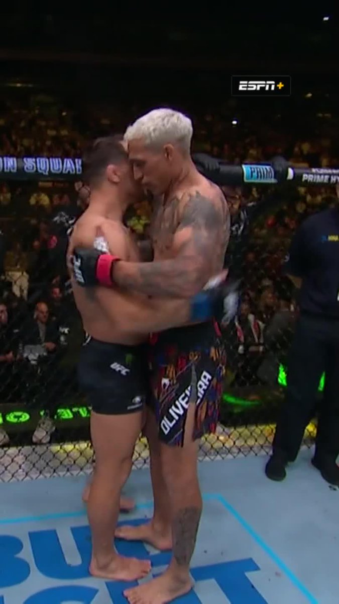 Charles Oliveira shook hands with Michael Chandler and his entire corner on his entrance 🫶 #UFC309