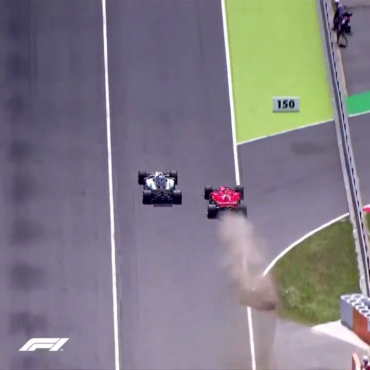 Vettel önce sağ yapıyor, sonra fake atıp sola geçiyor, muhteşem pilot zekasıyla atağını tamamlıyor.