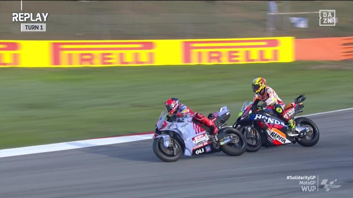 El toque entre Marc Márquez y Joan Mir durante el warm up 💥 #SolidarityGP #MotoGP 🏁