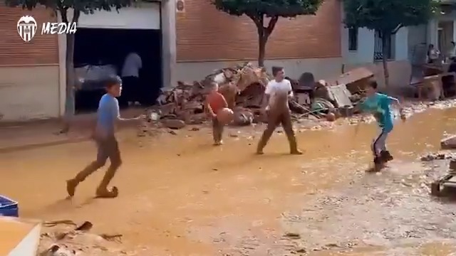 La “jugada” más especial ❤️‍🩹 ⚽️🏃🏽 Su inocencia jugando al fútbol entre el lodo provocado por la trágica DANA convirtió a estos niños en un símbolo de resistencia y recuperación 🎥 Así recibieron la sorpresa de conocer a sus ídolos 😍➡️ UNITS COM SEMPRE 🦇 #ADNVCF
