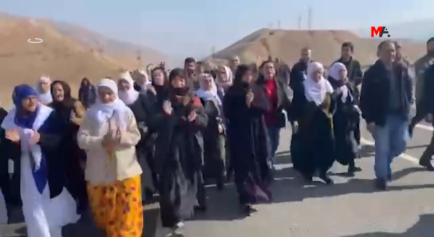 🚨Siirt’te mitinge katılmak için bir araya gelen kitle, tüm engellemelere rağmen Batman’a doğru yürüyüşe geçti.