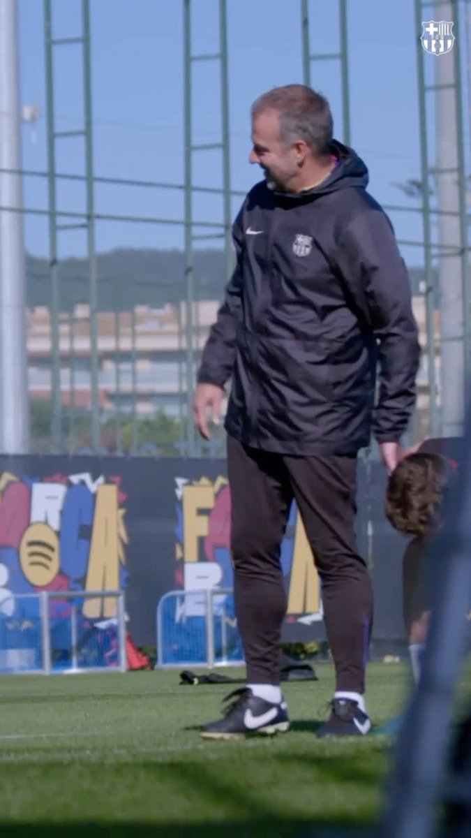 Barcelona dün, Hansi Flick antrenmanı sırasında, yorgunluktan yürüyemeyecek hale gelen futbolcuların halini ve hocanın tepkisini yayınlamış. Günümüz futbolunda atletizm & fizik kalite olmadan ayakta kalmak zor. Çalışacaksın, çalışacaksın, çalışacaksın.