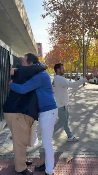 El Maestro javier pinedo se despide de la cabina de comentaristas después de 30 años de golf. Algunos de sus amigos le han esperado en la puerta para empezar la celebración. 🎓 Te echaremos de menos. Y los espectadores que han crecido contigo, también.