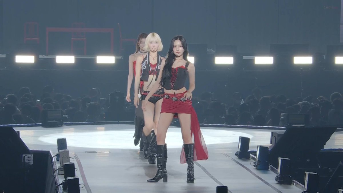 そうそうこれだRUNWAY ミナちゃん後ろついてきてるか不安だったからすぐに振り返って''ついてきてる!''って思ったのかミナちゃんめっちゃ笑ってたってももりん言ってた笑笑笑笑笑笑 かわいいいい