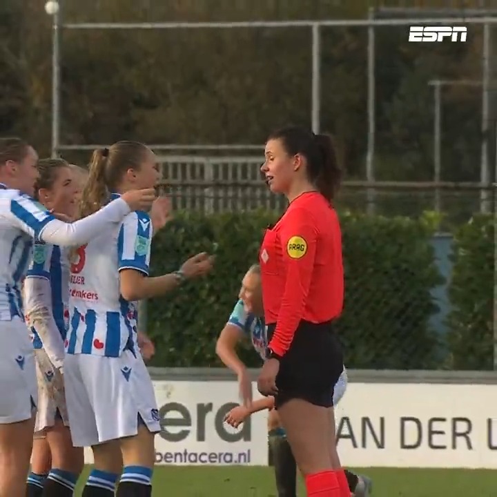 Merkwaardig einde in Friesland: de scheidsrechter fluit af terwijl Heerenveen Vrouwen scoort 🤨