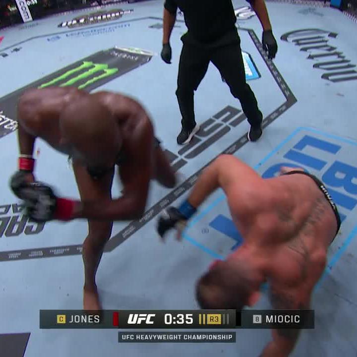 This is the single greatest 17 seconds in sports history. I can’t stop watching it… 👊🏼🇺🇸
