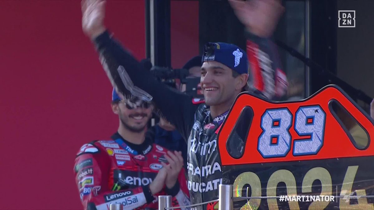 La imagen es bestial ❤️😍 Jorge Martín Almoguera celebrando en el podio y Pecco Bagnaia, a su lado, aplaudiendo. Buscas RESPETO y DEPORTIVIDAD en el diccionario y te sale este vídeo. Muy grandes los dos 👏 #SolidarityGP #MotoGP 🏁