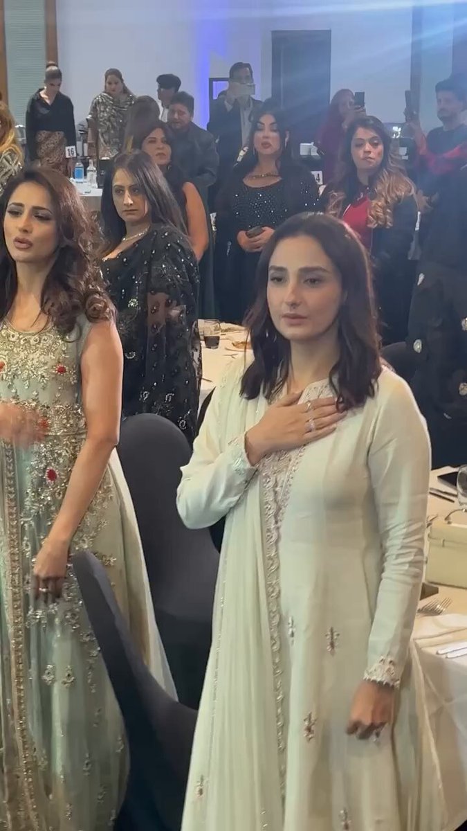 یوکے میں ایک فنکشن کے دوران نورا فاتحی پاک سر زمین کہتے ہوئے
