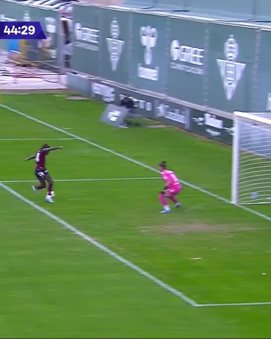 It requires serious confidence to finish with a rabona. Levante’s Ivonne Chacón has that 😏🇨🇴 (via DAZN Women's Football)