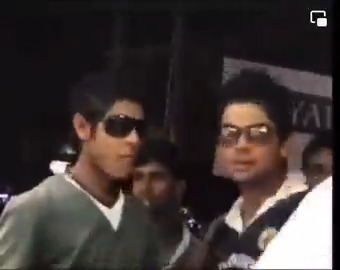 Young Virat Kohli shopping in Auriga Market in Lahore in 2006. He came to Pakistan with India's U19 team ❤️❤️❤️ He played matches in Lahore, Peshawar, Sheikhupura &amp; Peshawar. He is expected to return to Lahore for the Champions Trophy next year 🇵🇰🇮🇳🔥
