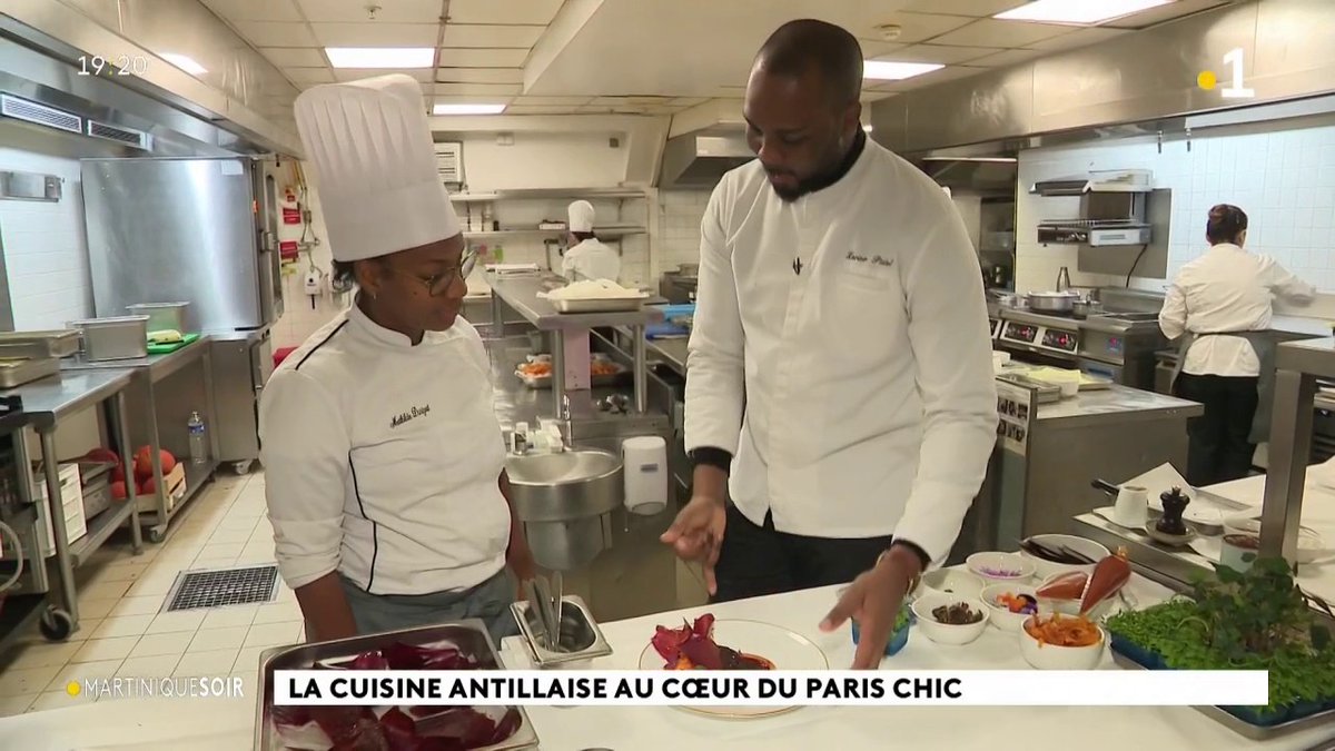 👨🍳 Manger créole dans un restaurant chic ? C'est possible ! À Paris, le chef guadeloupéen Xavier Pistole cuisine des produits antillais dans ses restaurants du groupe de magasins Printemps. Nous sommes allés à sa rencontre 👇
