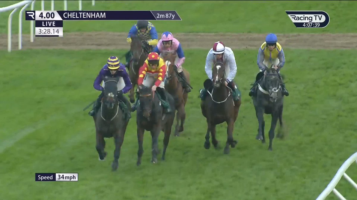 That was cheeky 👀 Harry Skelton doesn't move a muscle on Fortune De Mer and does just enough to win 🤌