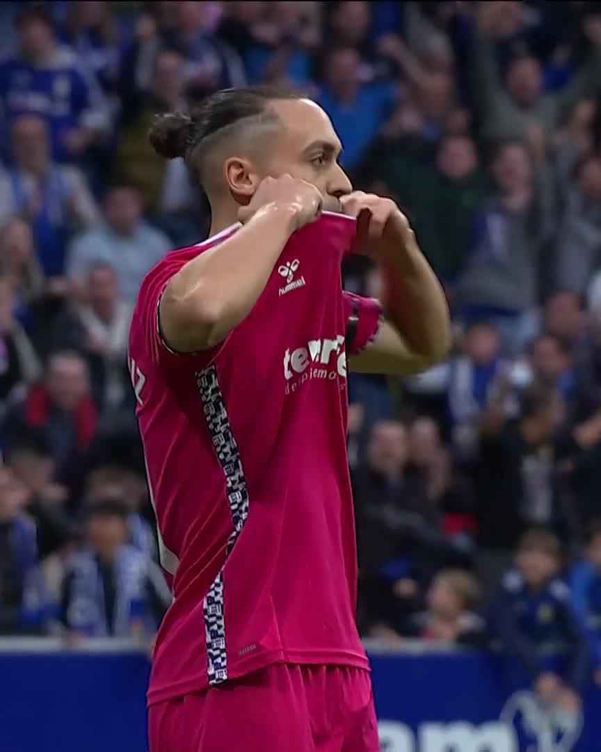 El portero del #RealOviedo Aarón Escandell celebra con SYMMACHIARII otro penalti parado con el equipo azul