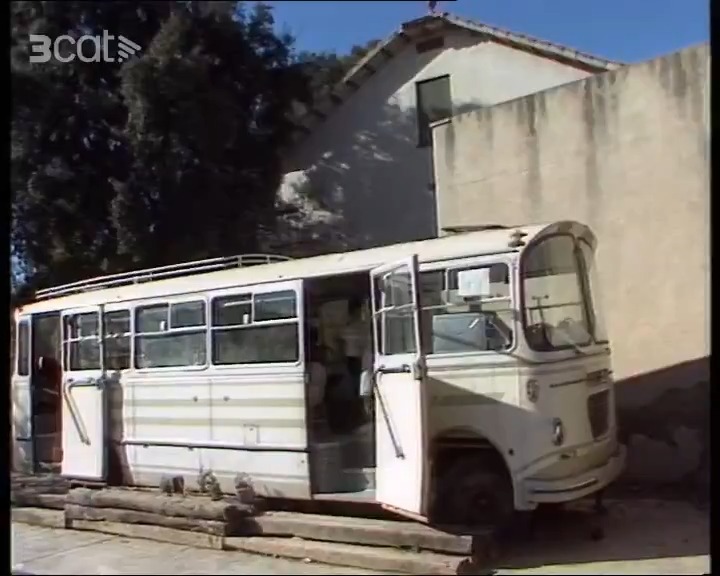 El curs escolar 1986-1987 començava a l'escola pública la Ginesta de Matadepera amb el menjador instal·lat dins d'un vell autobús. Sí, el menjador era insòlit, però la paella se servia amb gambes! "Telenotícies vespre", setembre del 1986